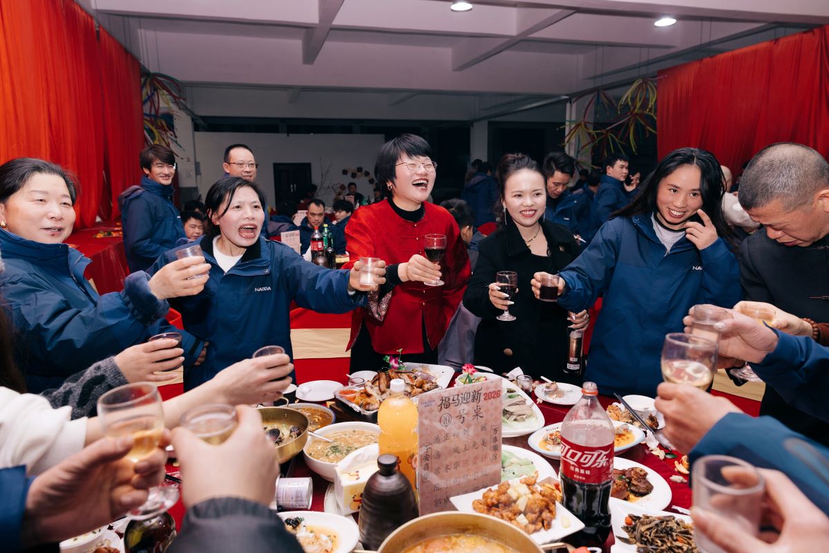 Jinhoda general manager toasting with employees at Spring Festival dinner 2026 Jinhoda general manager toasting with employees at Spring Festival dinner 2026