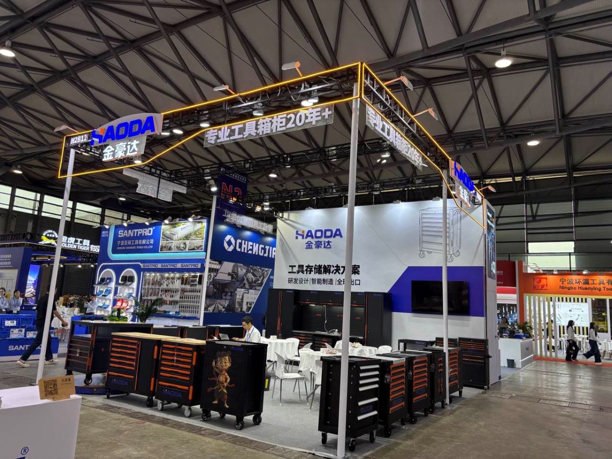 Wide-angle view of HAODA exhibition booth at CIHS 2026 Shanghai with product displays and visitors Wide-angle view of HAODA exhibition booth at CIHS 2026 Shanghai with product displays and visitors